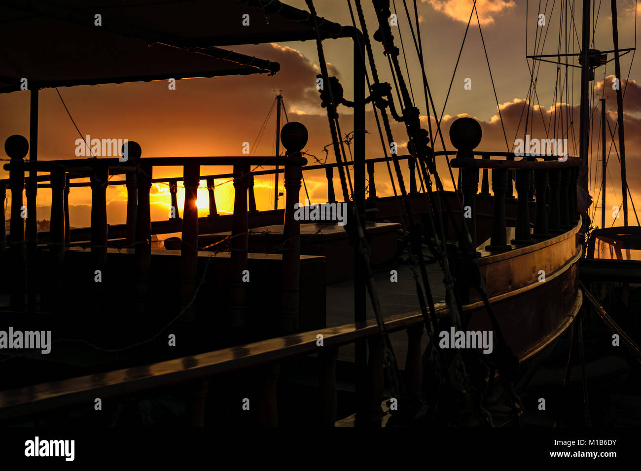 La nave dei pirati durante il tramonto all'ora d'oro Foto Stock