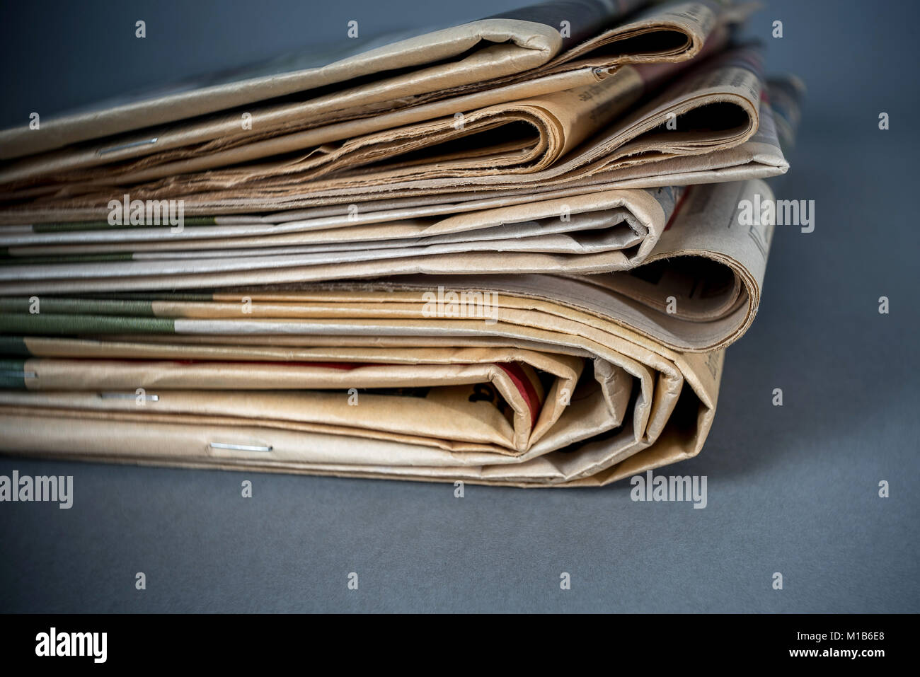 Quotidiani su sfondo blu con profondità di campo Foto Stock