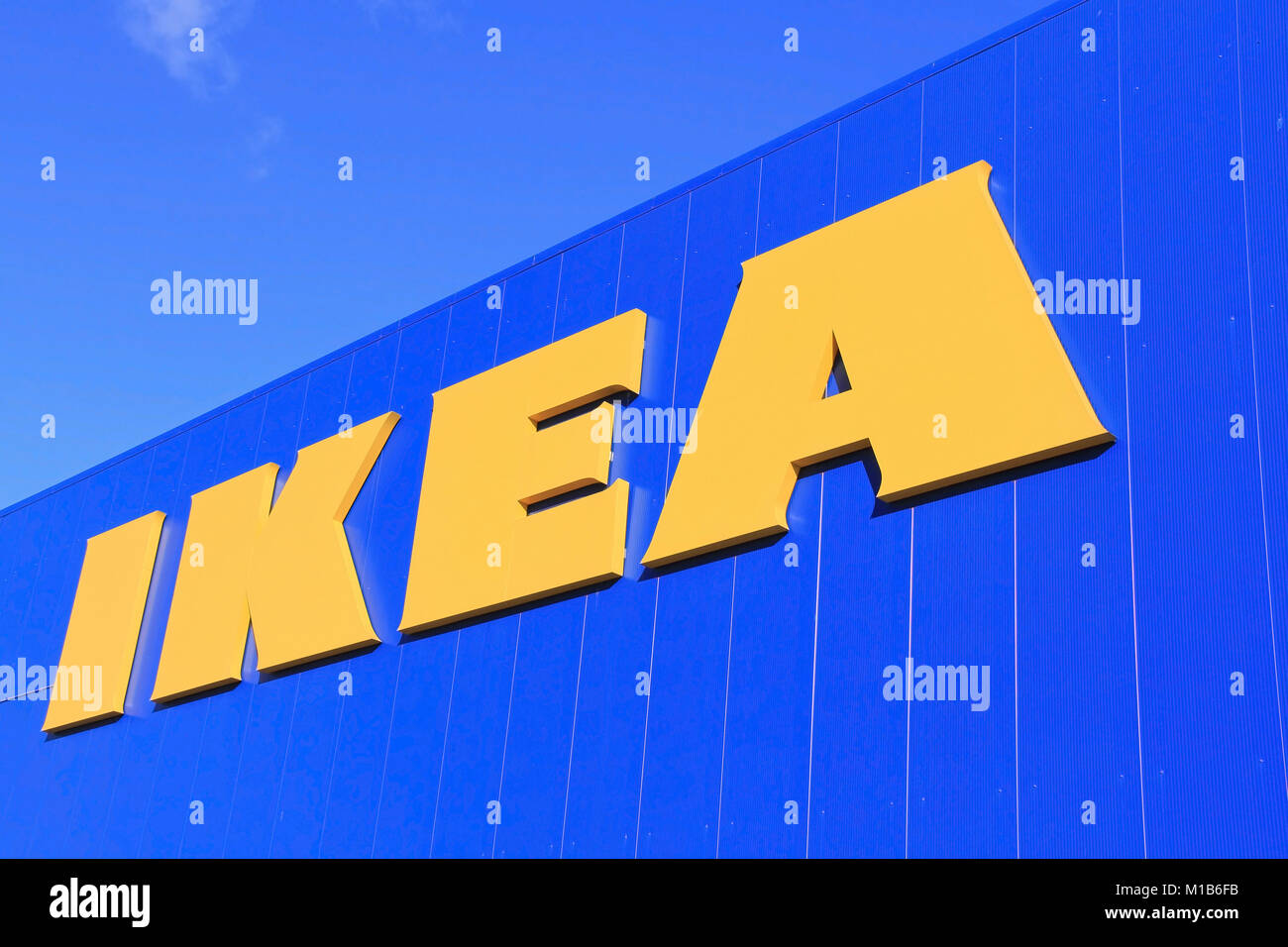 RAISIO, Finlandia - 21 settembre: segno IKEA a IKEA Raisio Store su Settembre 21, 2013 in Raisio, Finlandia. A partire da gennaio 2008, l'azienda è i mondi Foto Stock