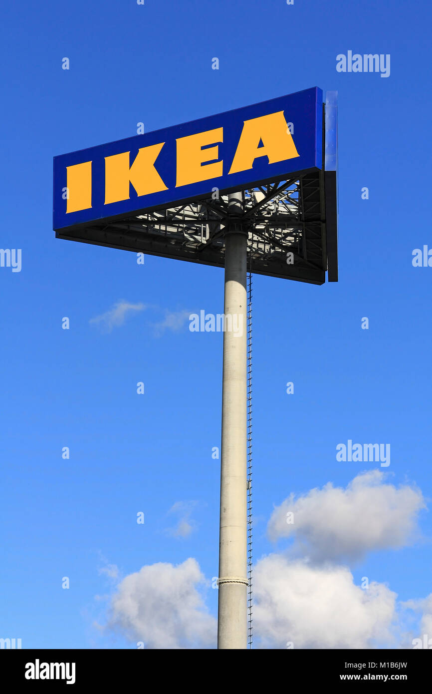 RAISIO, Finlandia - 21 settembre: IKEA segno bordo contro sky a IKEA Raisio Store su Settembre 21, 2013 in Raisio, Finlandia. La società svedese fondata Foto Stock