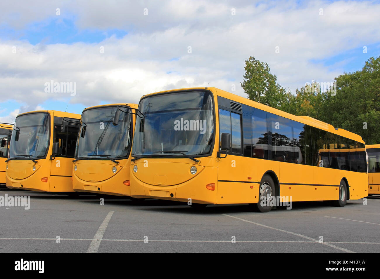 Tre gialli, sorridente autobus urbani in magazzino. Foto Stock