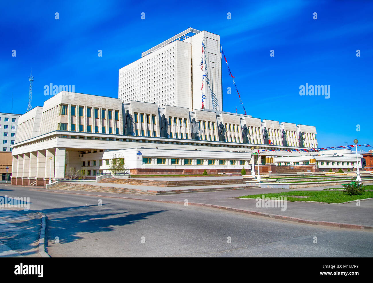 Editoriale.La Russia, Siberia, Omsk, 30 aprile. 2007. La costruzione di Omsk stato regionale biblioteca scientifica chiamato dopo Pushkin sulla strada percorso rosso Foto Stock