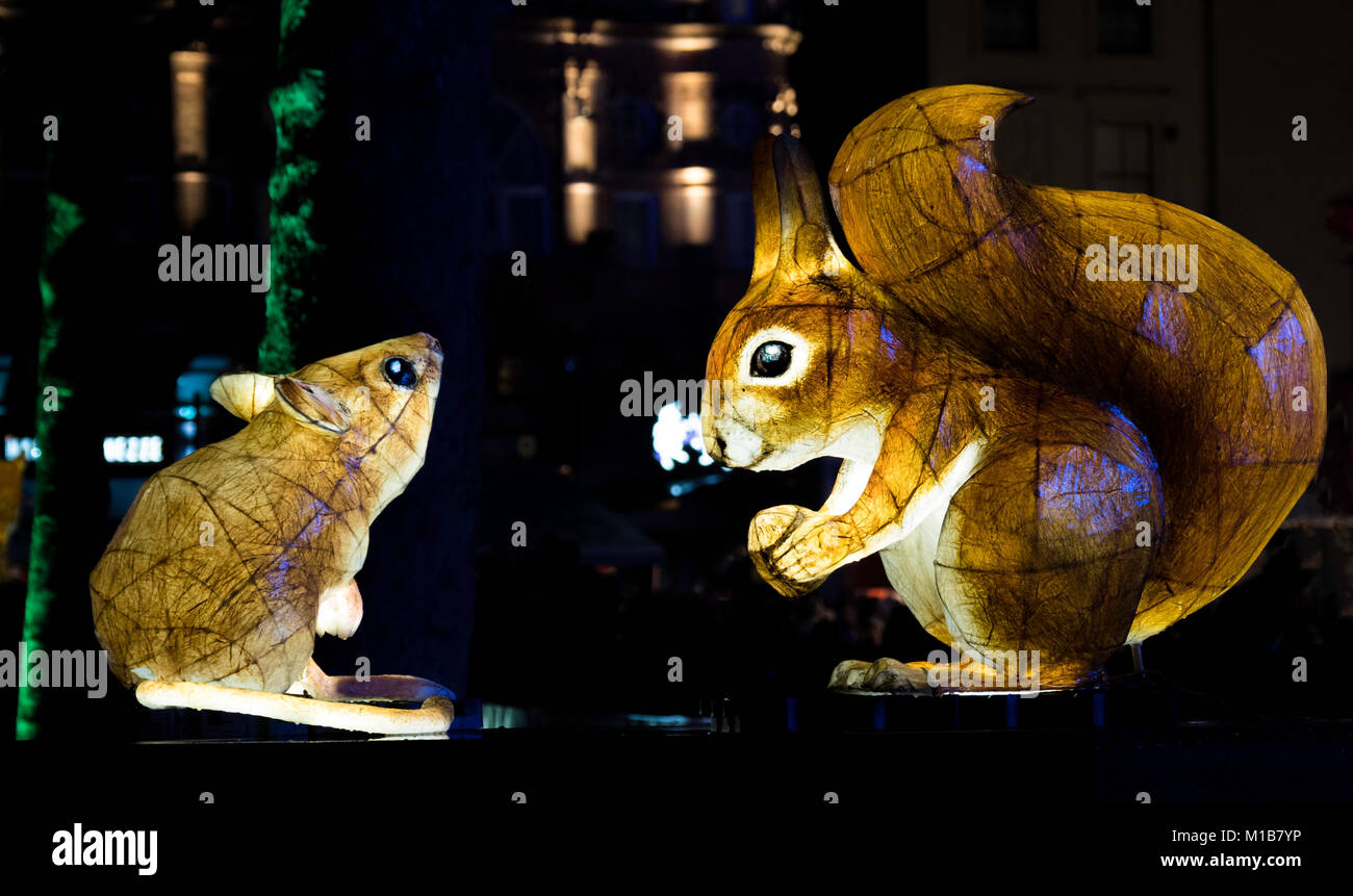 Animali, nella vita notturna da artista britannico Jo Pocock e la Lanterna Società al Lumiere London Light Festival in Leicester Square Gardens, Londra, Regno Unito, 2018 Foto Stock