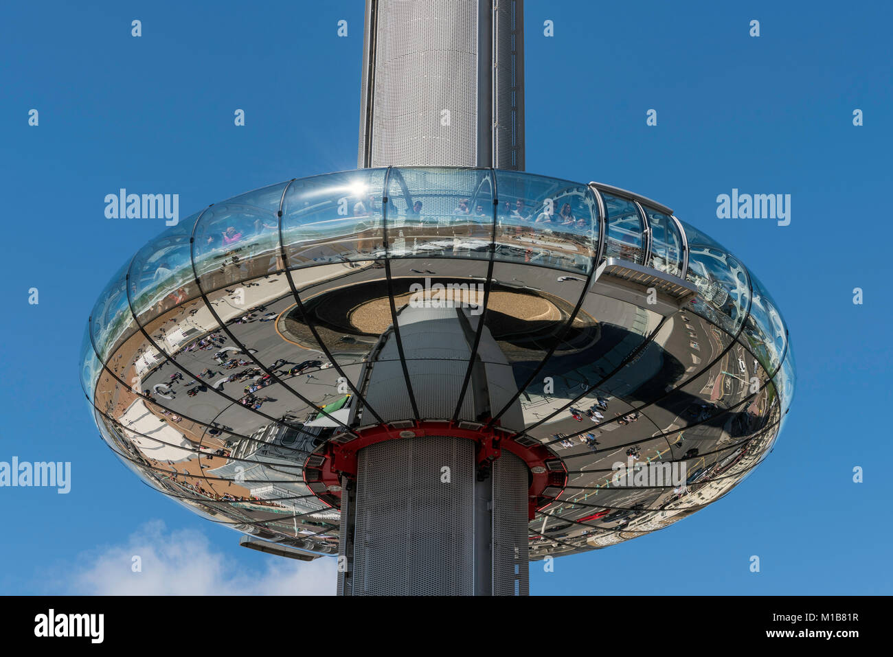 Guardando verso l'alto la British Airways i360 pod con la passeggiata riflessa nella parte inferiore sul lungomare di Brighton, East Sussex, Inghilterra Foto Stock