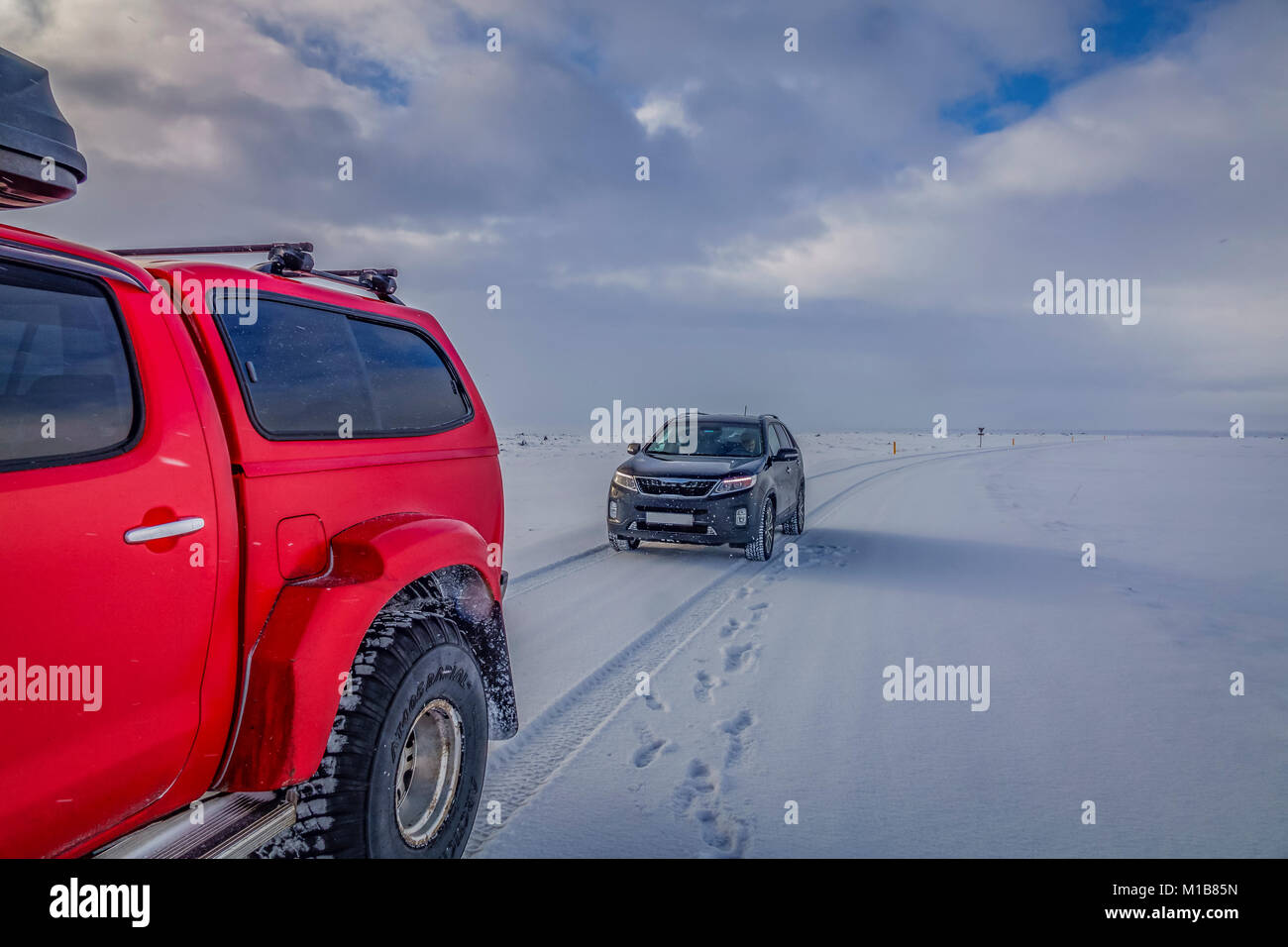 Jeep guida su strade coperte di neve road, il nord dell'Islanda Foto Stock