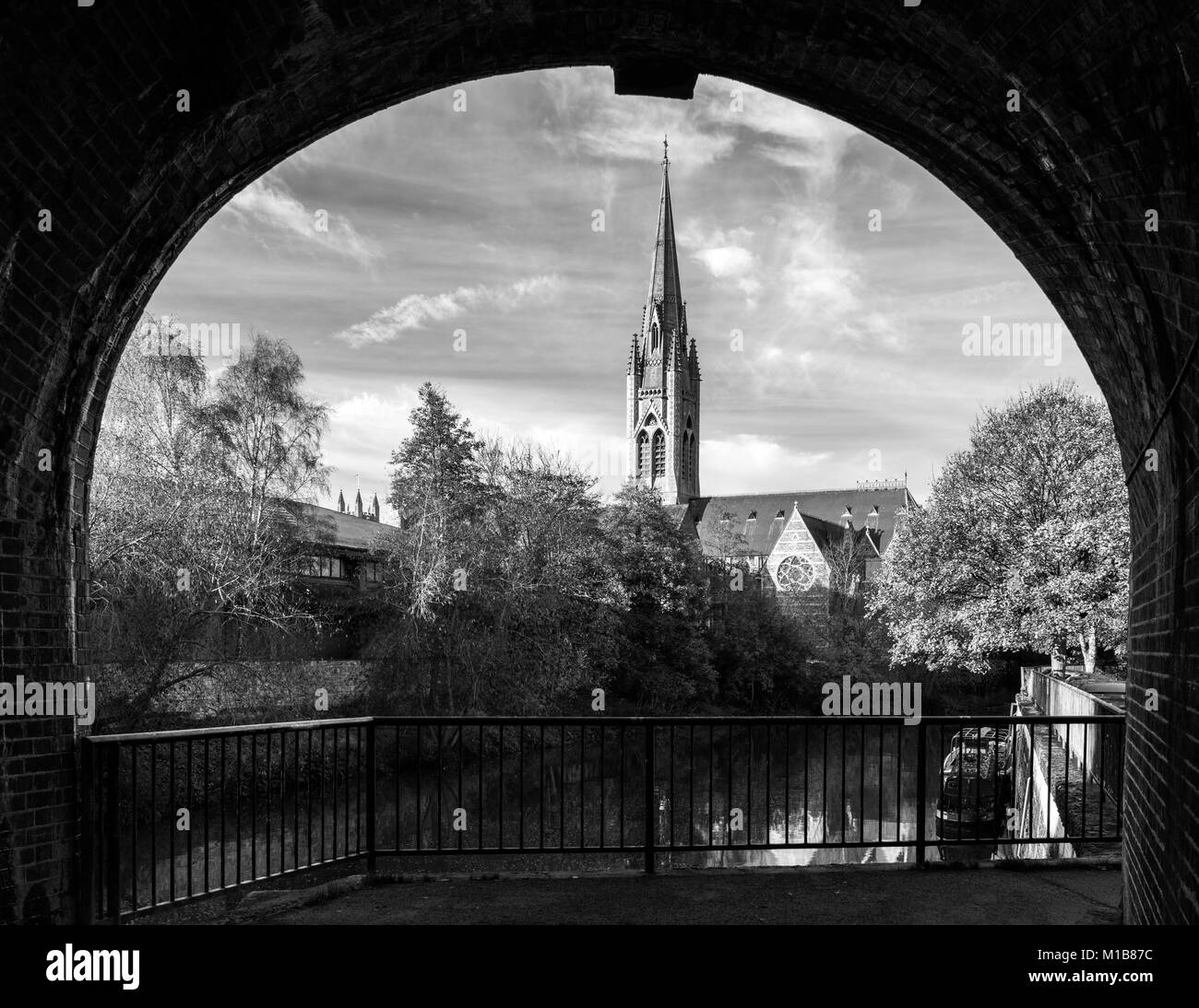 San Giovanni Evangelista della Chiesa Cattolica con riflessi nel fiume Avon, bagno, Somerset, Regno Unito Foto Stock