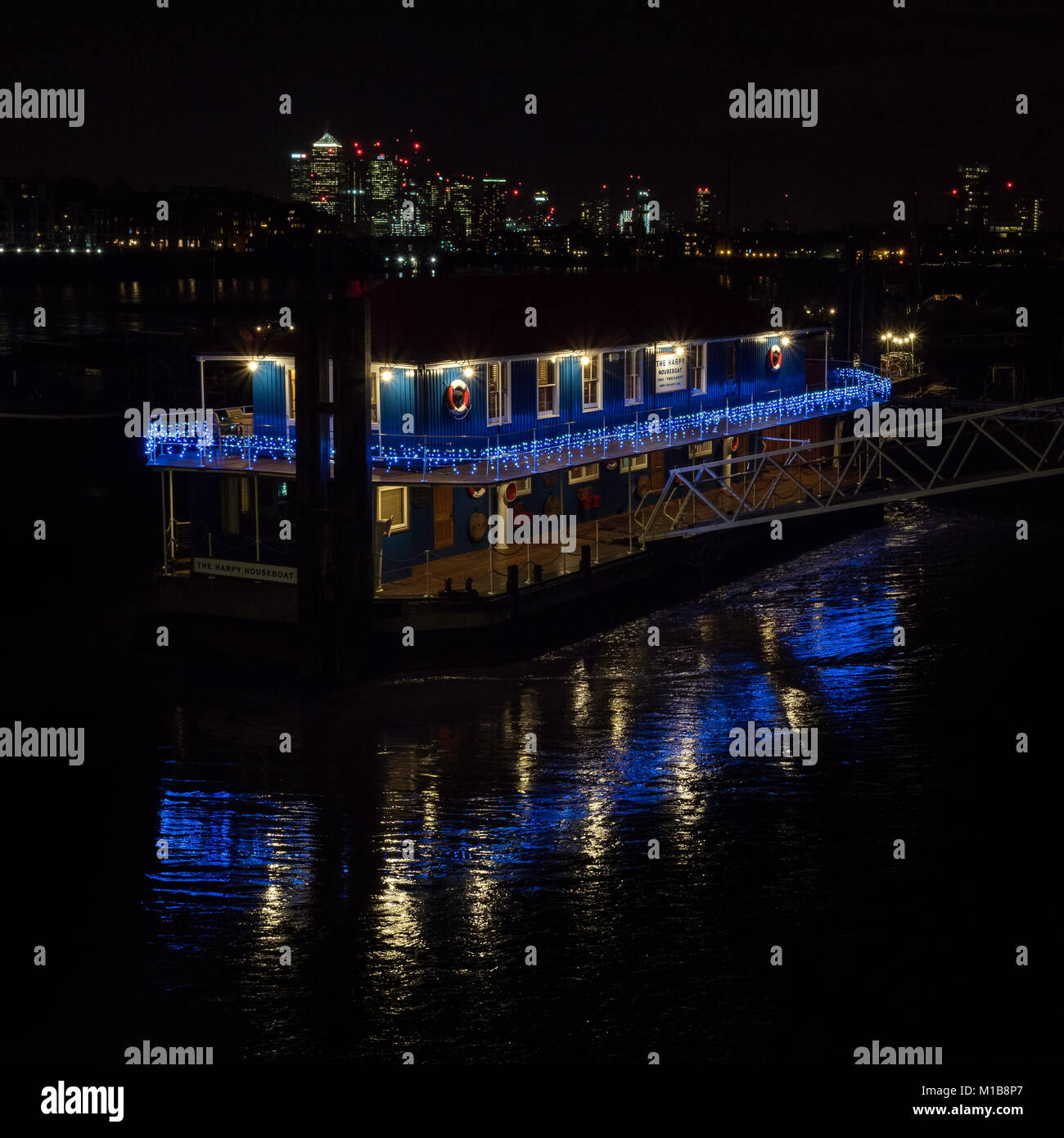 Canary Wharf di notte da Shad Thames sulla riva sud del Tamigi, London, Regno Unito Foto Stock