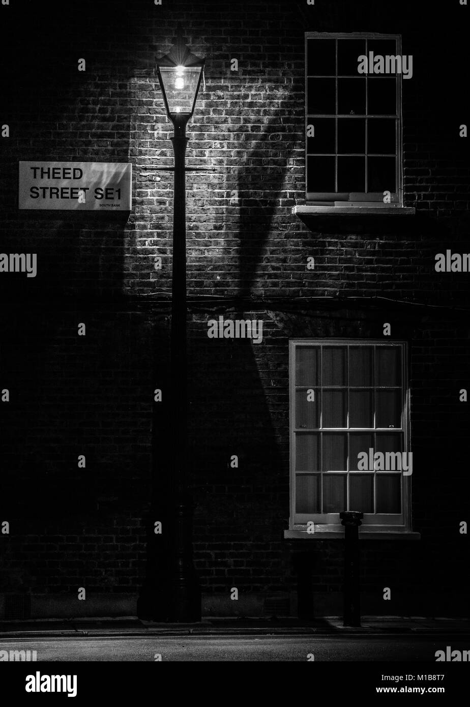 Theed Street, Waterloo, London, Regno Unito durante la notte con una vecchia strada lampada illumina il nome strada segno Foto Stock