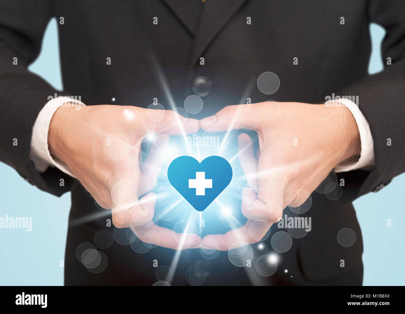 Le mani la creazione di un form con brillanti cuore blue cross nel centro Foto Stock