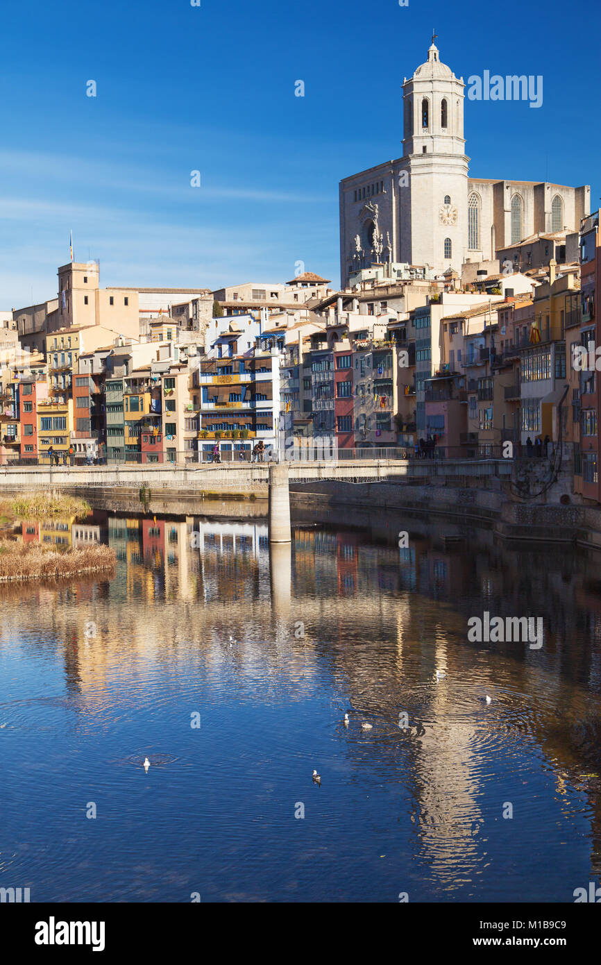 Case sull'Onyar e Cattedrale di Santa Maria in Girona, in Catalogna. Foto Stock