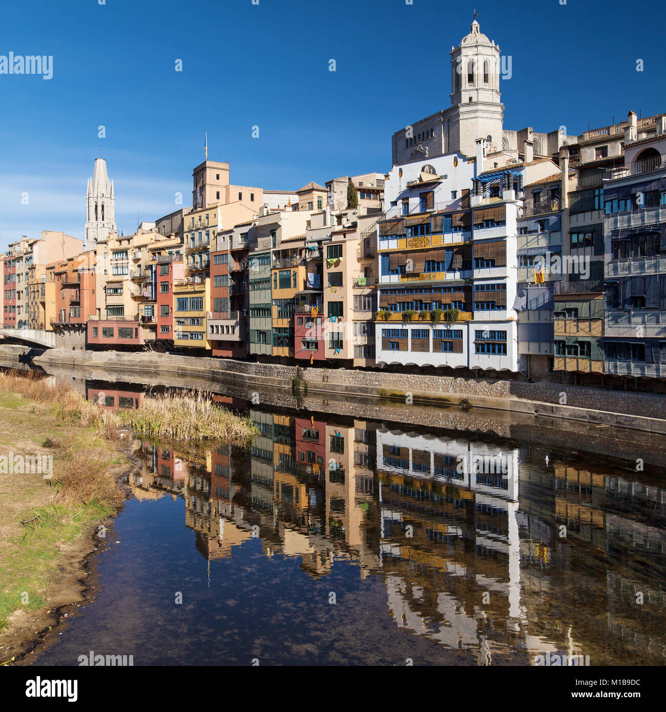 Il quartiere vecchio di Girona dal fiume Onyar, la Catalogna. Foto Stock