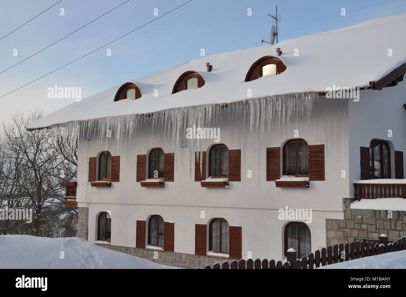 Ghiaccioli di ghiaccio sulla casa, meteo, ghiaccio, neve Foto Stock