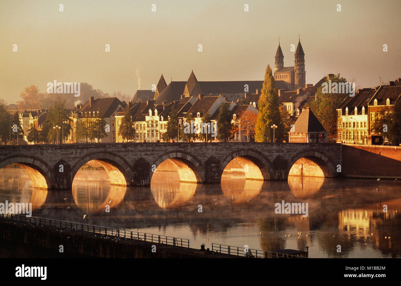I Paesi Bassi. Il trattato di Maastricht. Chiamato sul fiume Maas. Ponte denominato Sint Servaas. Sunrise. Skyline. Foto Stock
