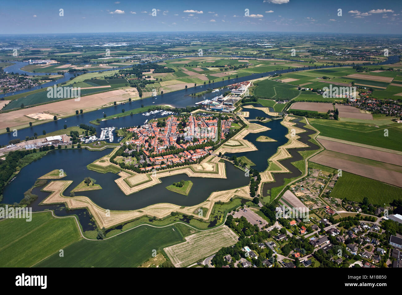 I Paesi Bassi, la fortificata, a forma di stella città di Heusden vicino al fiume Maas, antenna. Foto Stock