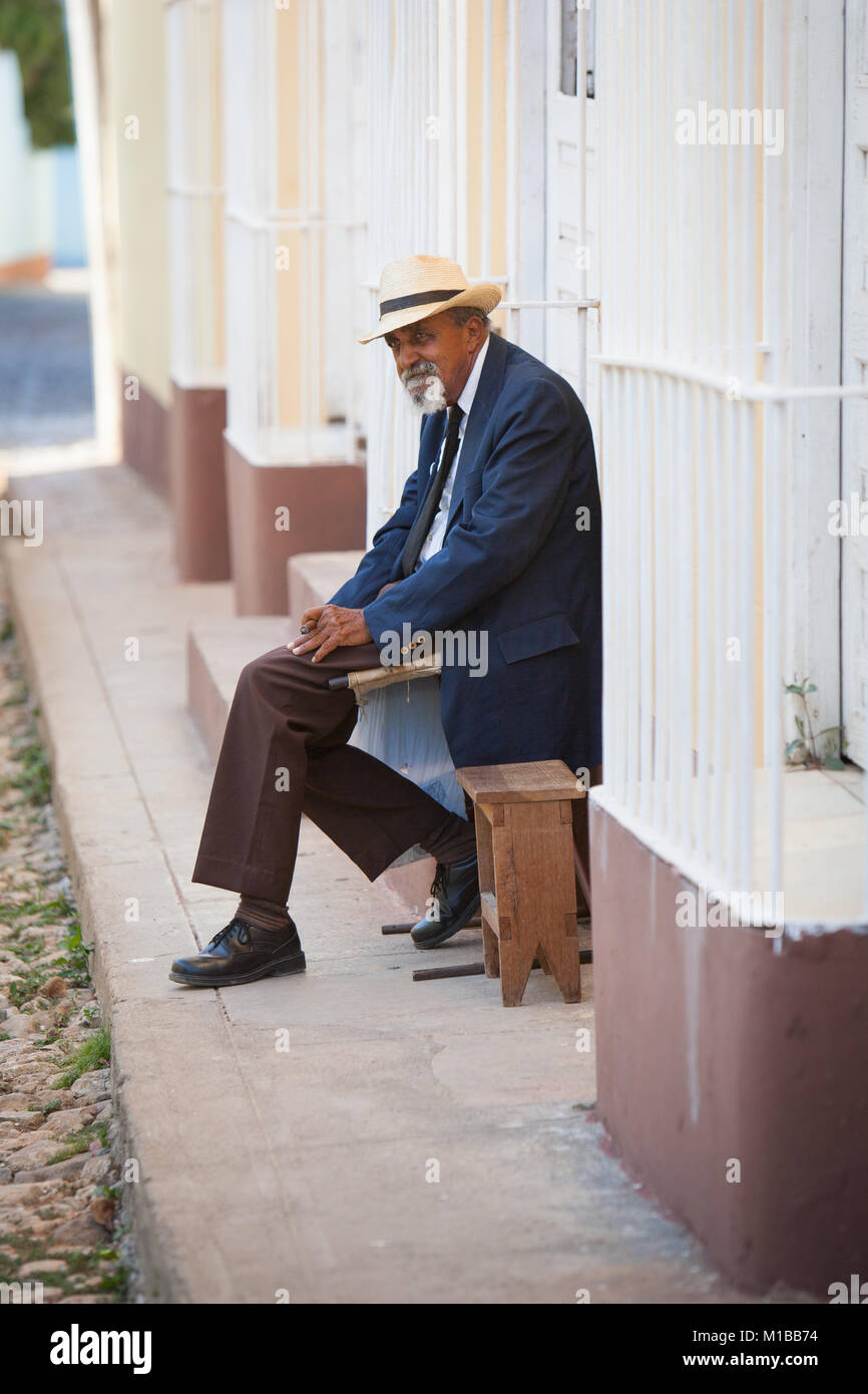 Tradizionale uomo cubano sui passi Foto Stock