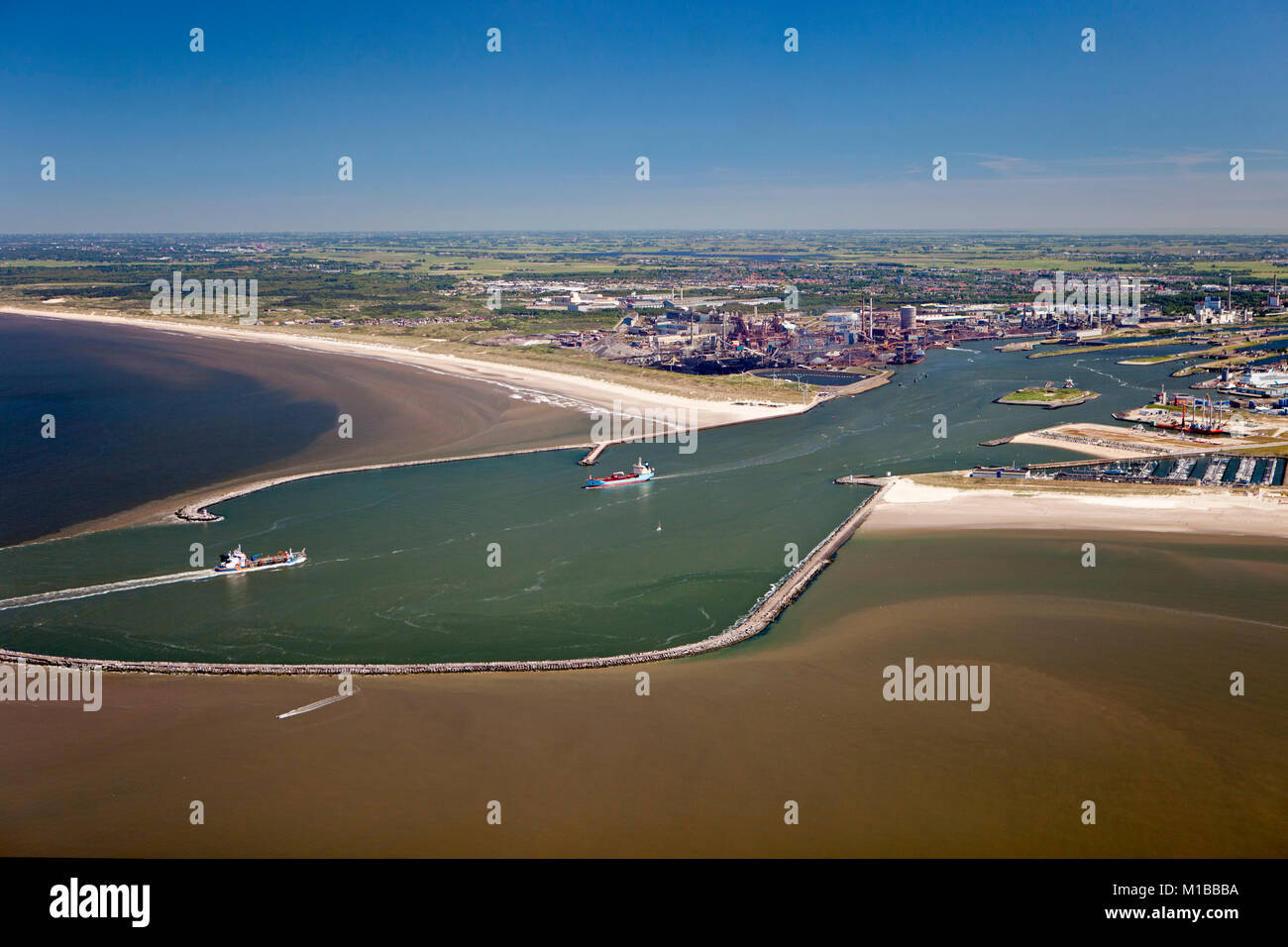 I Paesi Bassi, IJmuiden, vista aerea di entrata e serrature del Mare del Nord Canal. Background Tata Steel factory. Foto Stock