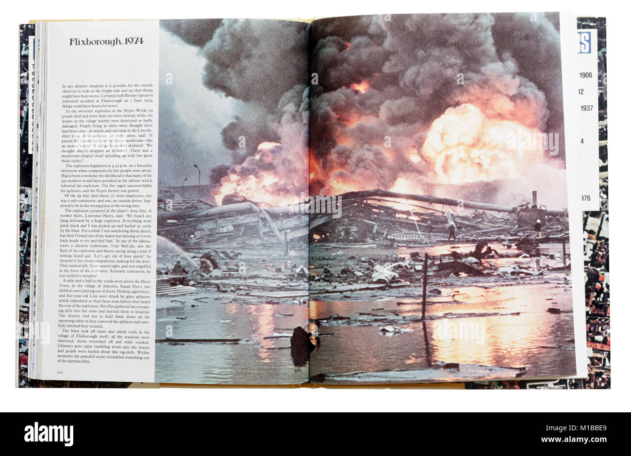 Un libro di catastrofi aperto alla pagina circa il 1974 Flixborough esplosione Foto Stock