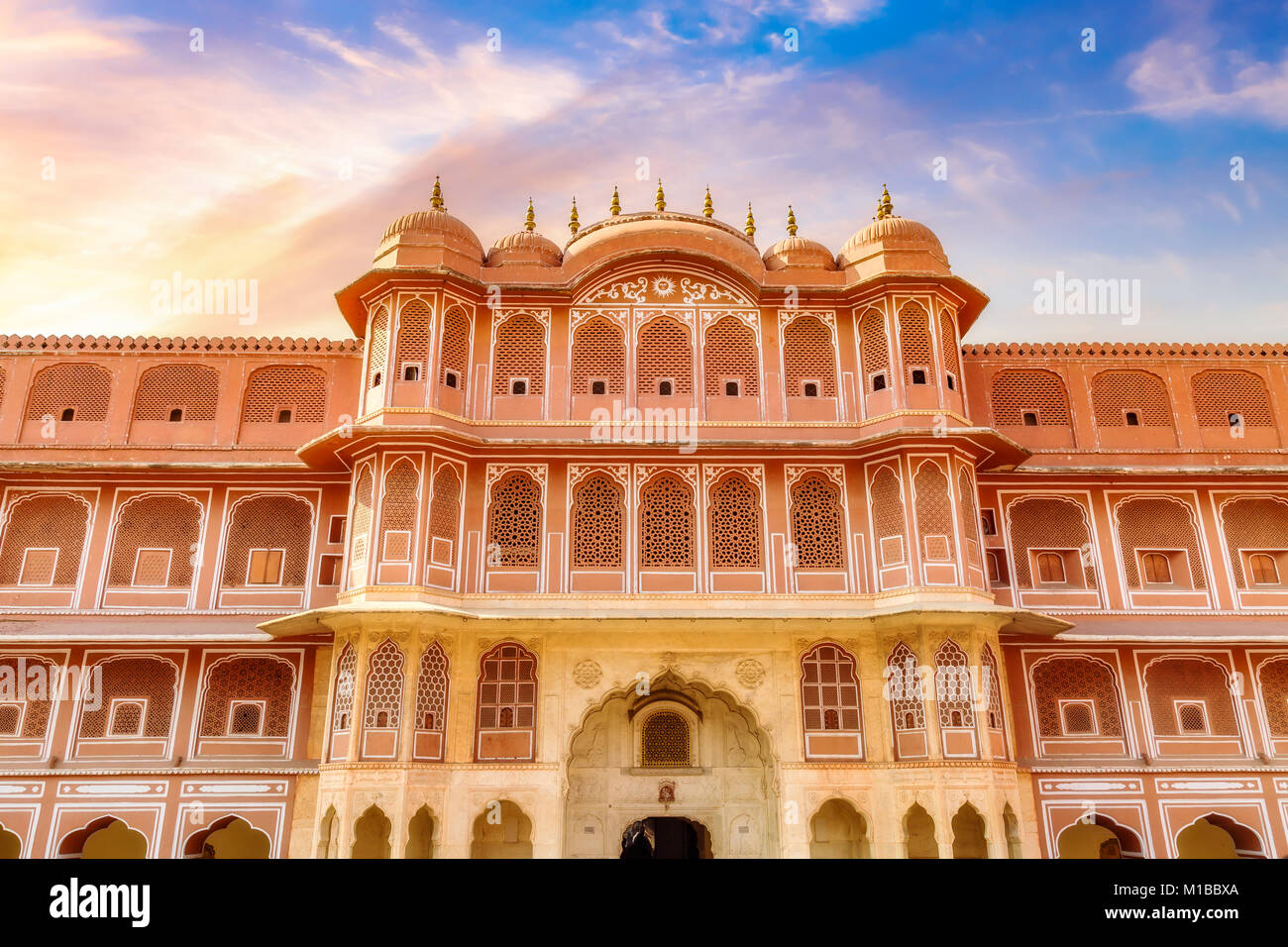 City Palace Jaipur Rajasthan - uno storico palazzo reale complesso ingresso al Chandra Mahal museo con moody Cielo di tramonto. Foto Stock