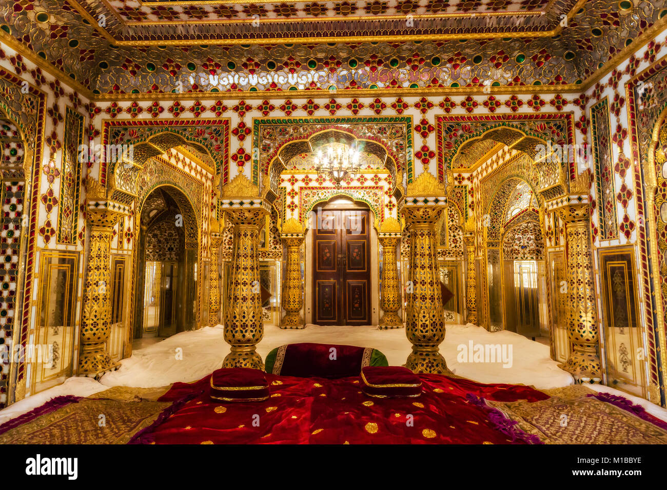 City Palace Jaipur Rajasthan - Palazzo reale architettura della camera interna con oro intricati lavori artistici in vetro . Storico complesso residenziale di maharajahs. Foto Stock
