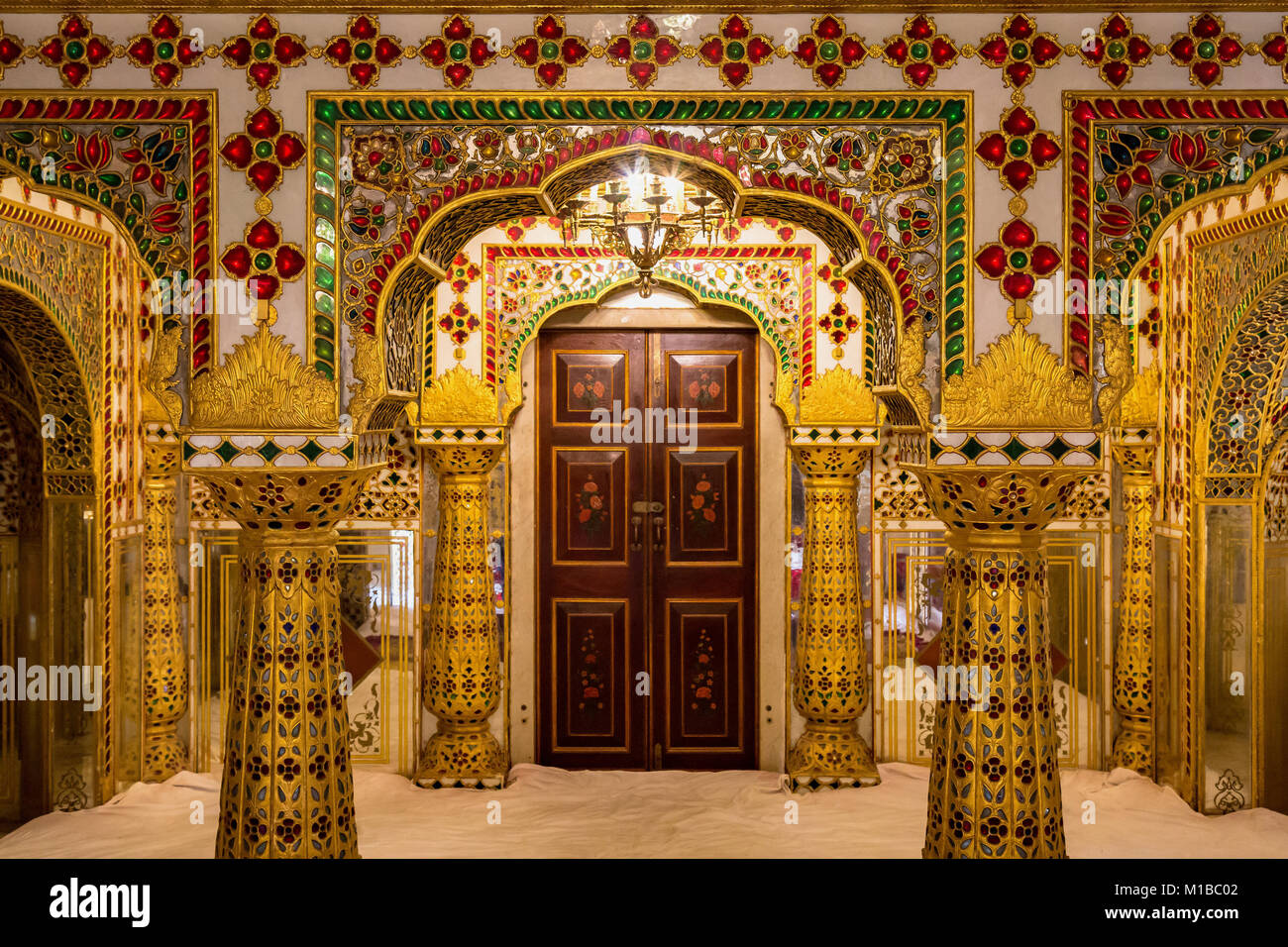 City Palace Jaipur Rajasthan - Palazzo reale architettura della camera interna con oro intricati lavori artistici in vetro . Storico complesso residenziale di maharajahs. Foto Stock