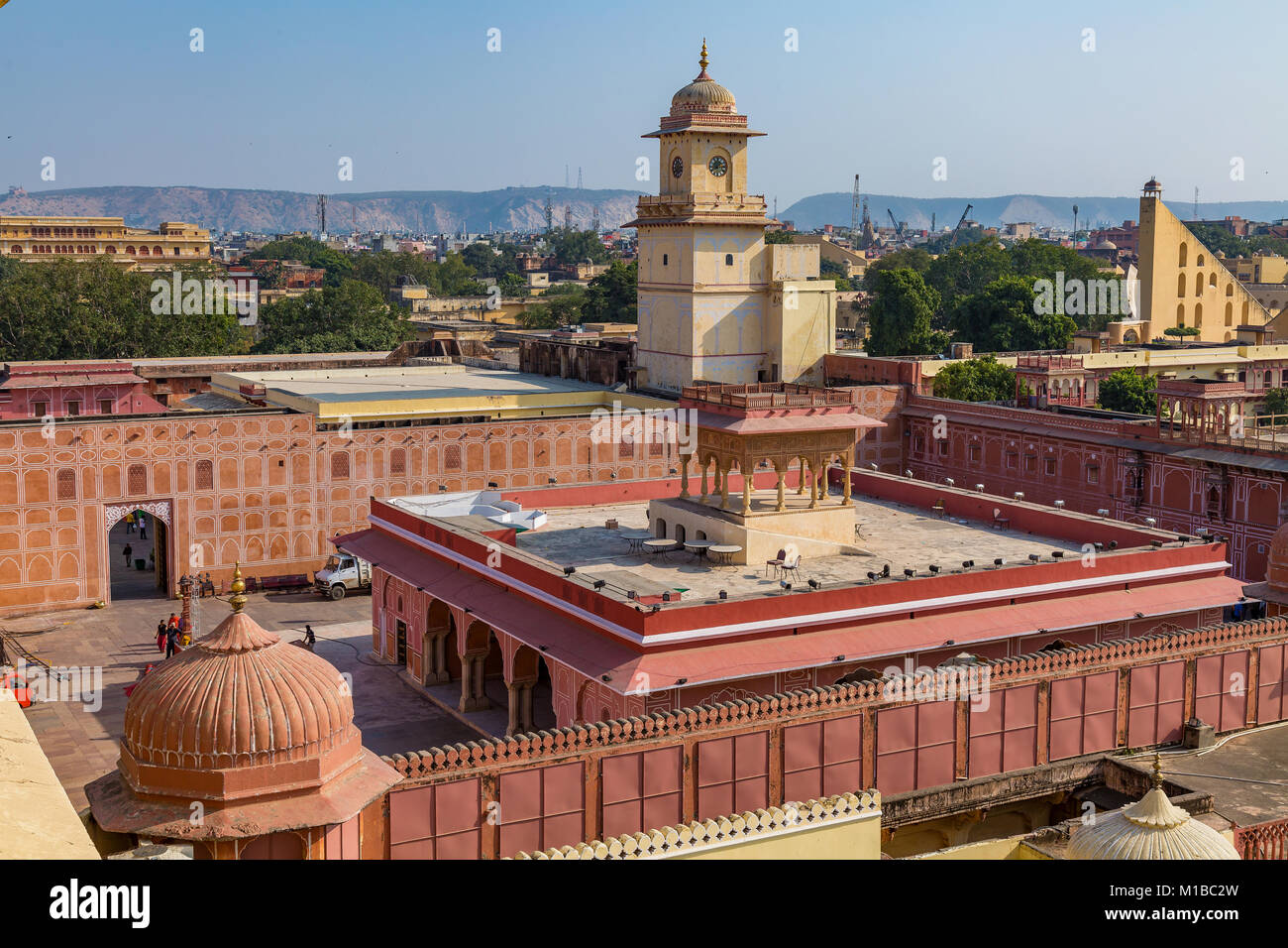 City Palace Jaipur Rajasthan - vista aerea del palazzo reale composto con vista del paesaggio urbano di Jaipur. Foto Stock