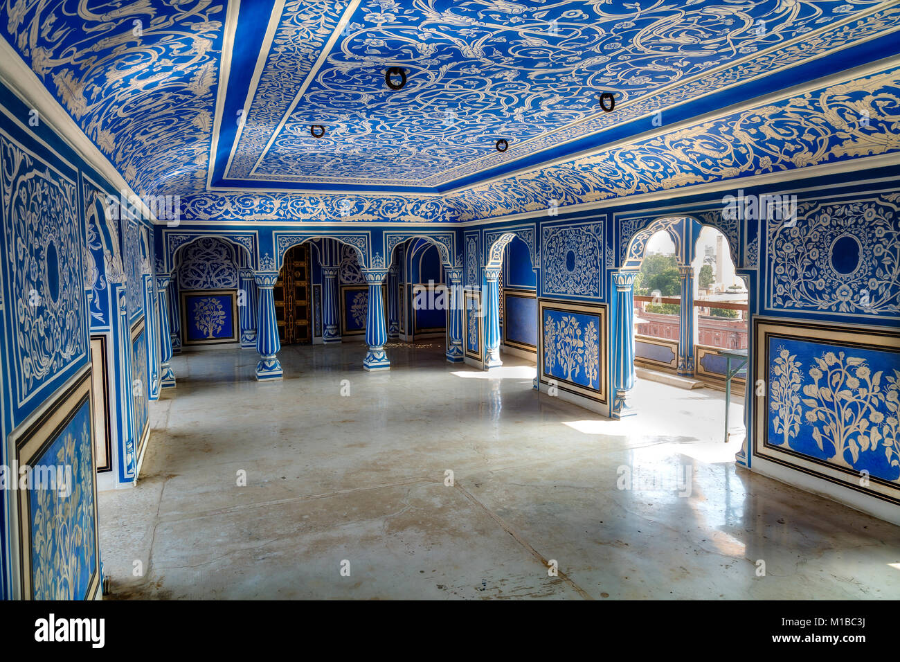 City Palace Jaipur Rajasthan. Vista del Palazzo Reale corridoio con Wall arte dipinti e disegni floreali. Foto Stock