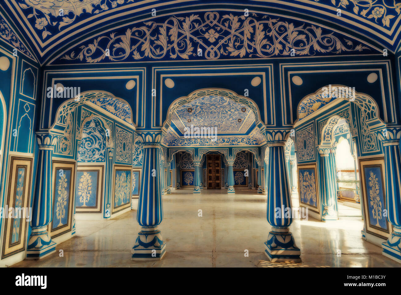 City Palace Jaipur Rajasthan. Vista del Palazzo Reale corridoio con Wall arte dipinti e disegni floreali. Foto Stock