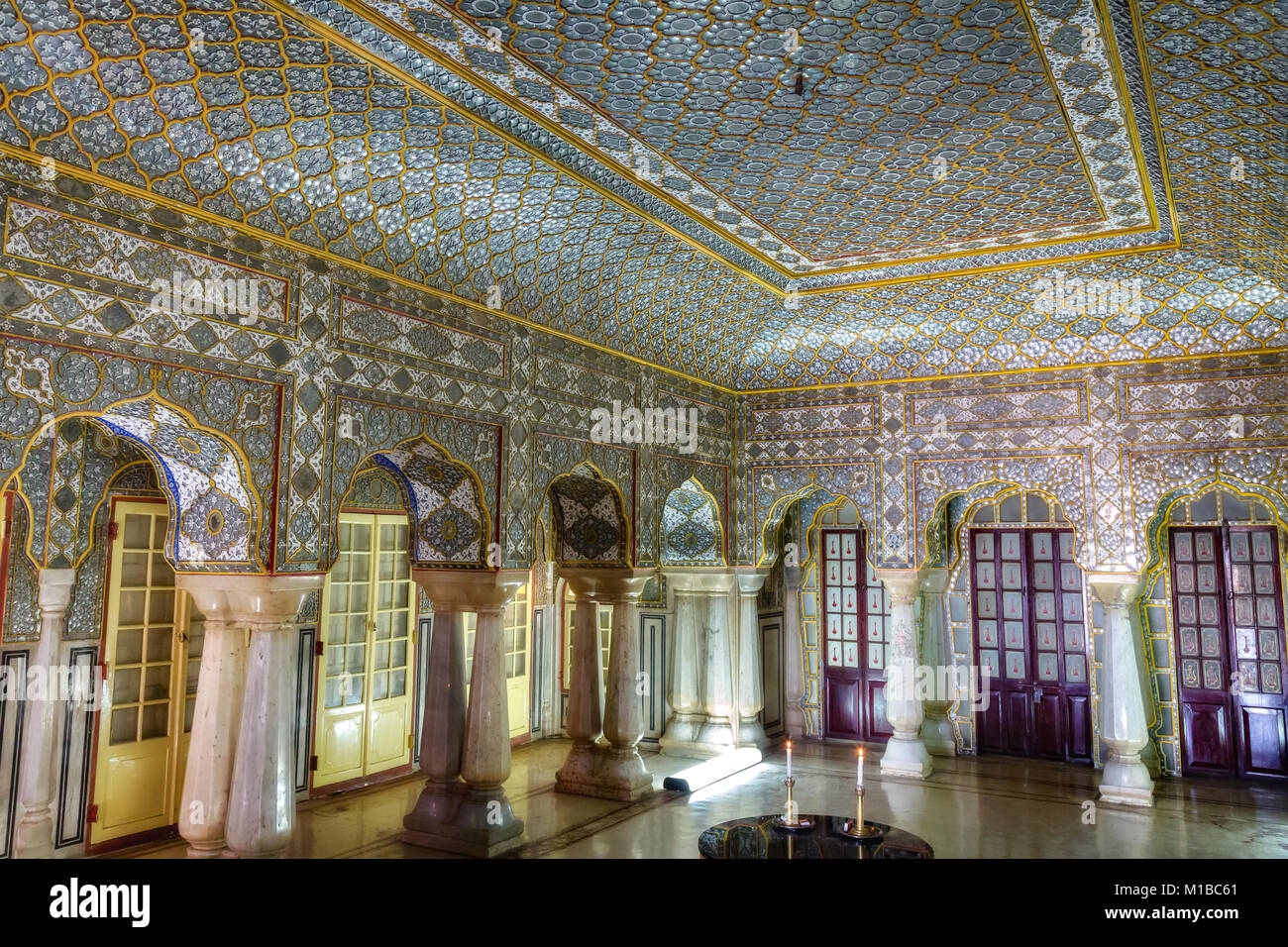City Palace Jaipur Rajasthan - Vista del Royal Palace stanza di vetro con uno specchio antico e decorazione di vetro Foto Stock