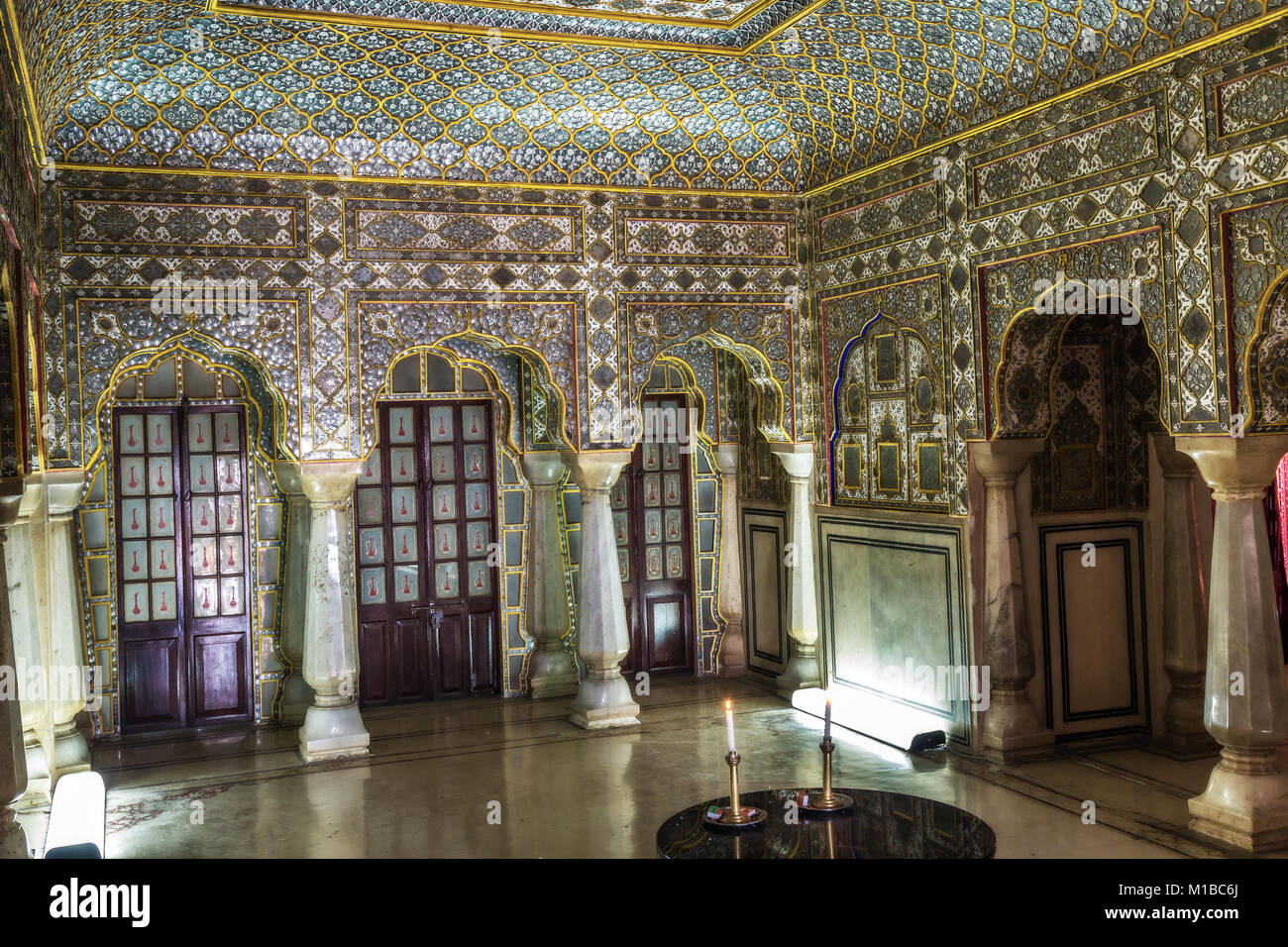 City Palace Jaipur Rajasthan - Vista del Royal Palace stanza di vetro con uno specchio antico e decorazione di vetro Foto Stock