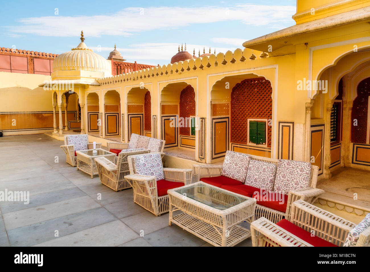 City Palace Jaipur Rajasthan - antica architettura di Rajput con vista sul cortile e regime di seduta per i turisti. Foto Stock
