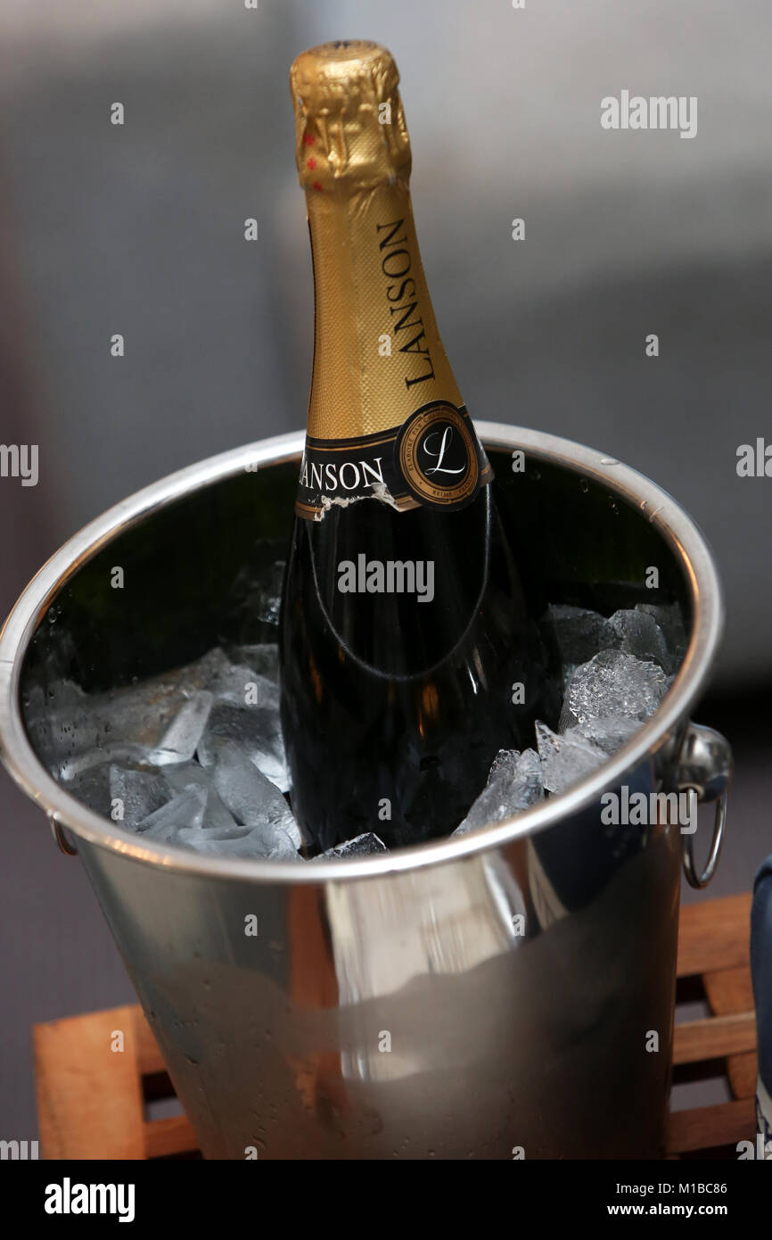 Una bottiglia di aperti Lanson champagne in un secchiello per il ghiaccio in Londra, Regno Unito. Foto Stock