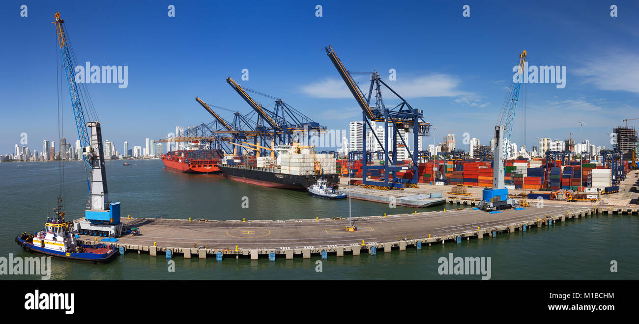 Vista panoramica del porto attività con navi cargo, gru e contenitori al molo del porto di Cartagena, Colombia. Foto Stock
