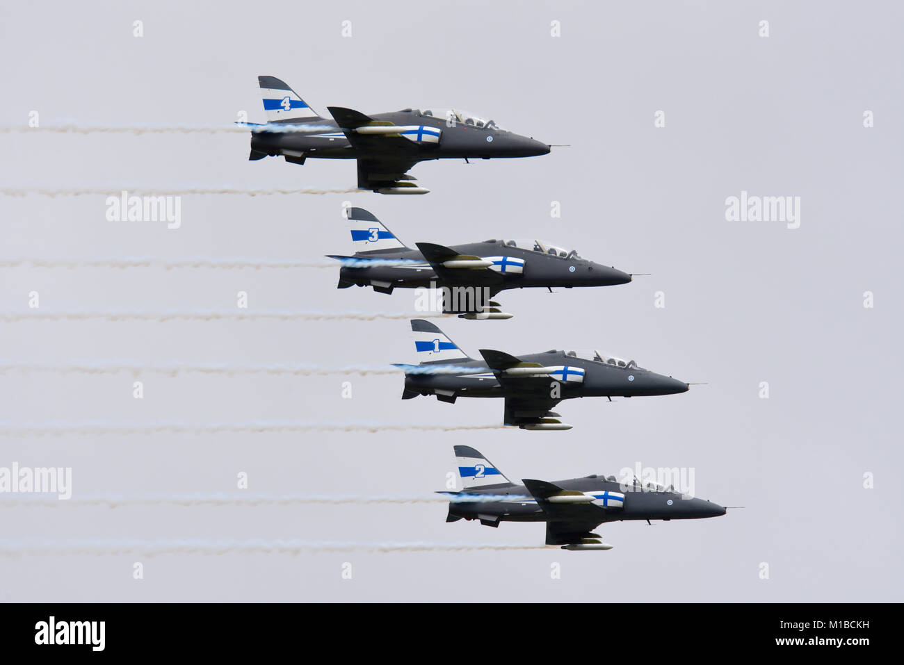 A mezzanotte i falchi acrobazia aerea finlandese del team di visualizzazione. Finnish Air Force air team di visualizzazione utilizzando BAe Hawk advanced jet trainer piani. Fumo finale Foto Stock