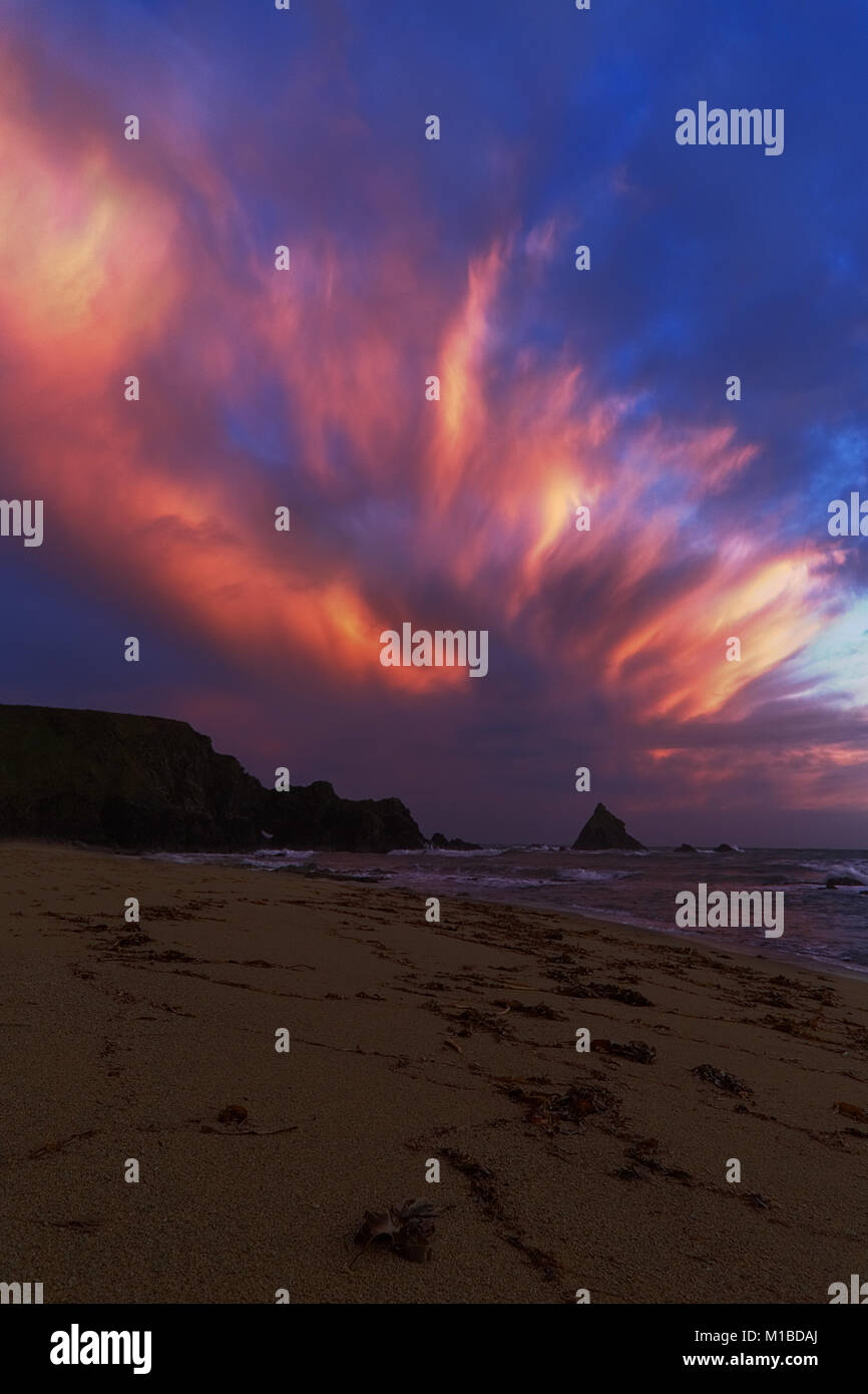 Un cielo che esplode al tramonto sulla spiaggia Garrarus, Co. Waterford, Irlanda. Foto Stock