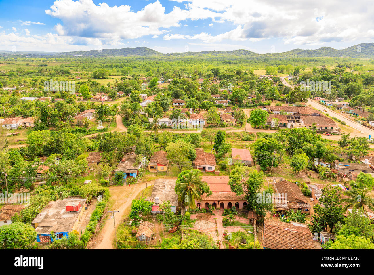 Vista da Manaca Iznaga torre al paesaggio circostante con ex schiavo e piantagioni di villaggio cubano nascosto tra gli alberi, vicino a Trinidad, Cuba Foto Stock