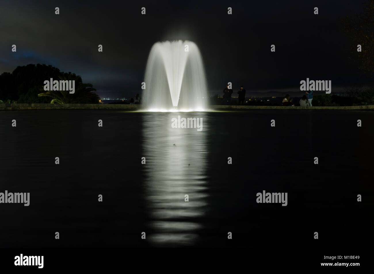 Una vista sulla fontana nel tempio Debod, città di Madrid, Spagna Foto Stock