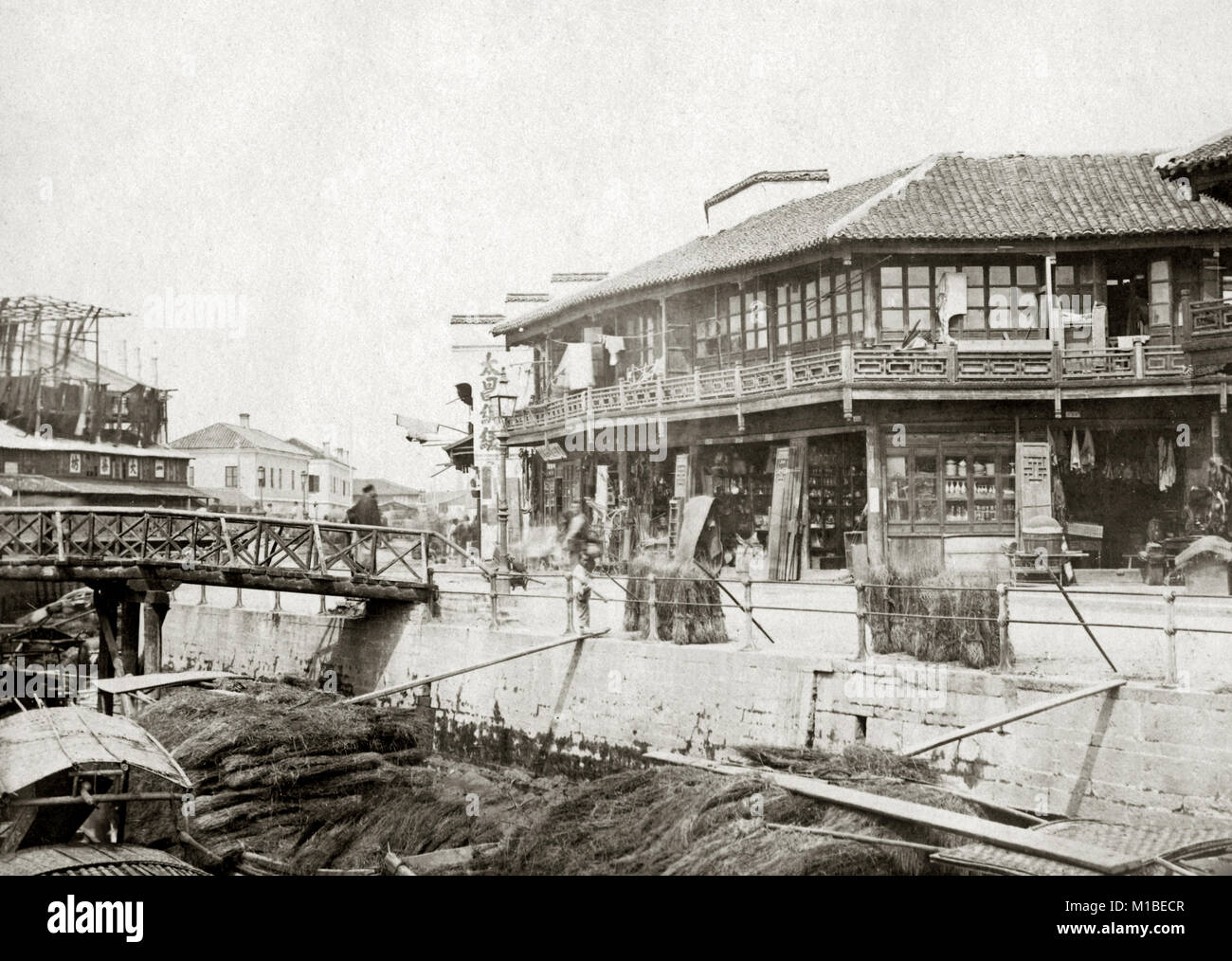 Negozi lungo un pontile, Shanghai, Cina, c.1880's Foto Stock