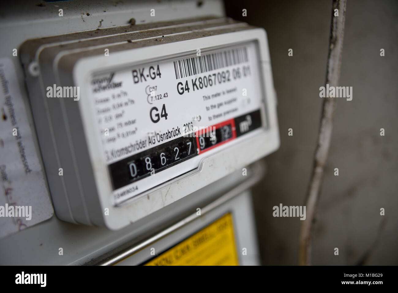 Contatore elettrico analogico che indica la quantità di energia  elettrica/consumata Foto stock - Alamy