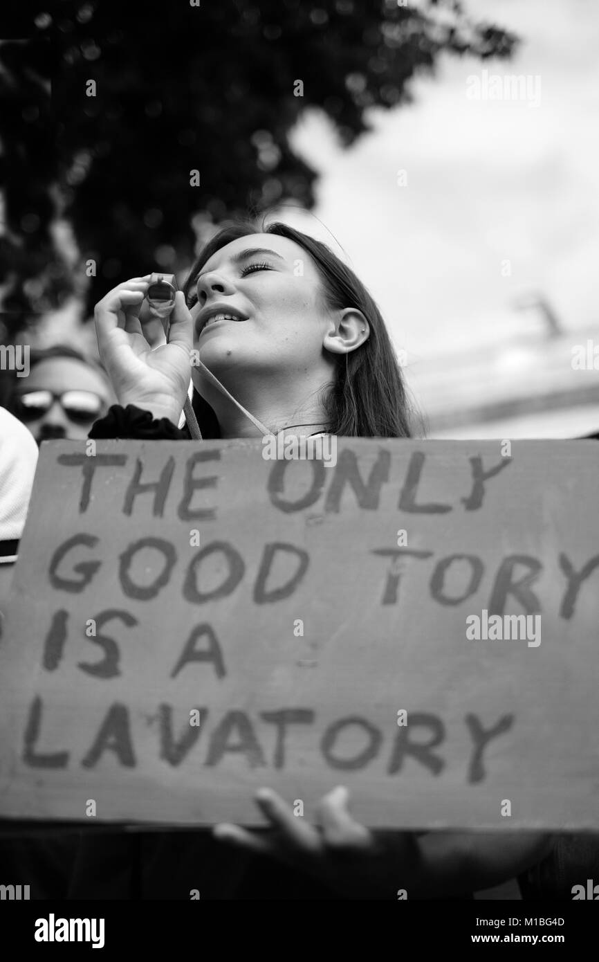 Donna con la targhetta al no un giorno più dimostrazione Londra Sabato 1 Luglio 2017 Foto Stock