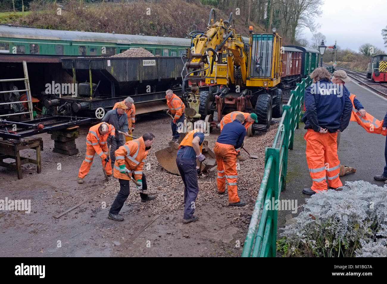 Un gruppo di volontari lavorano sul Midsomer Norton ferrovie a vapore Foto Stock