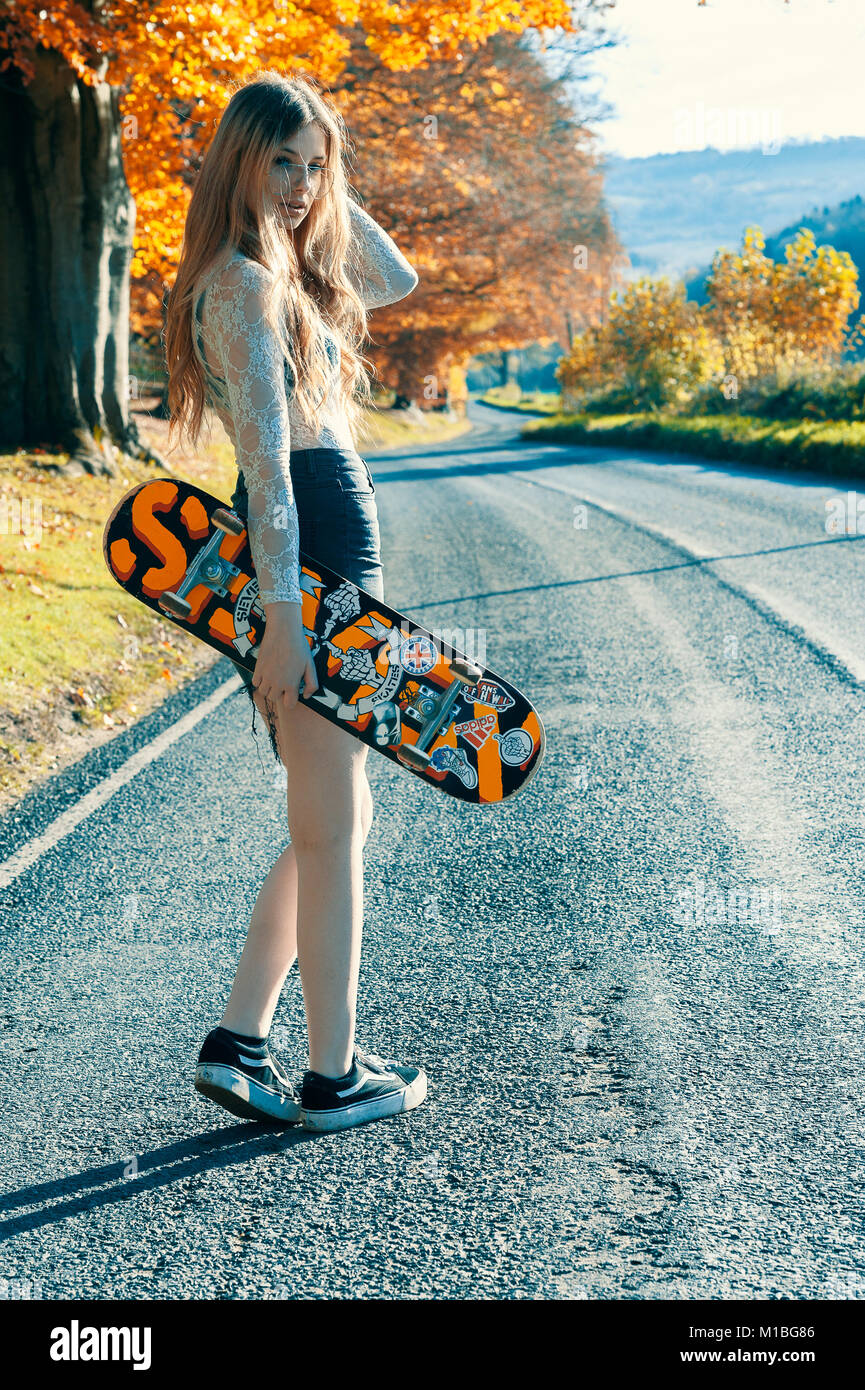 Ragazza con uno skateboard Foto Stock