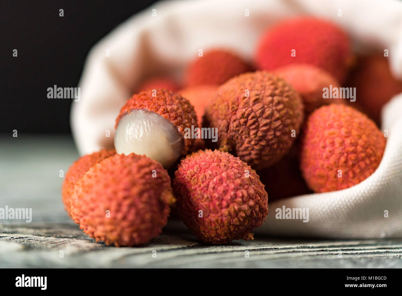 Litchi frutto nel sacco bianco vicino Foto Stock