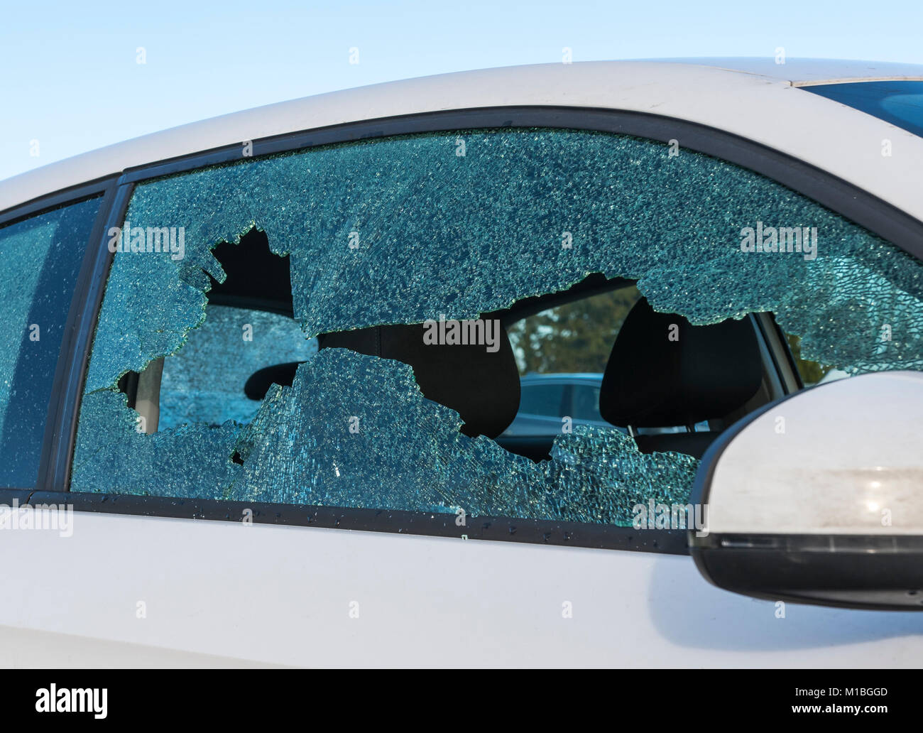 Soggetto ad atti vandalici con una vettura rotto vetro rotto. Foto Stock