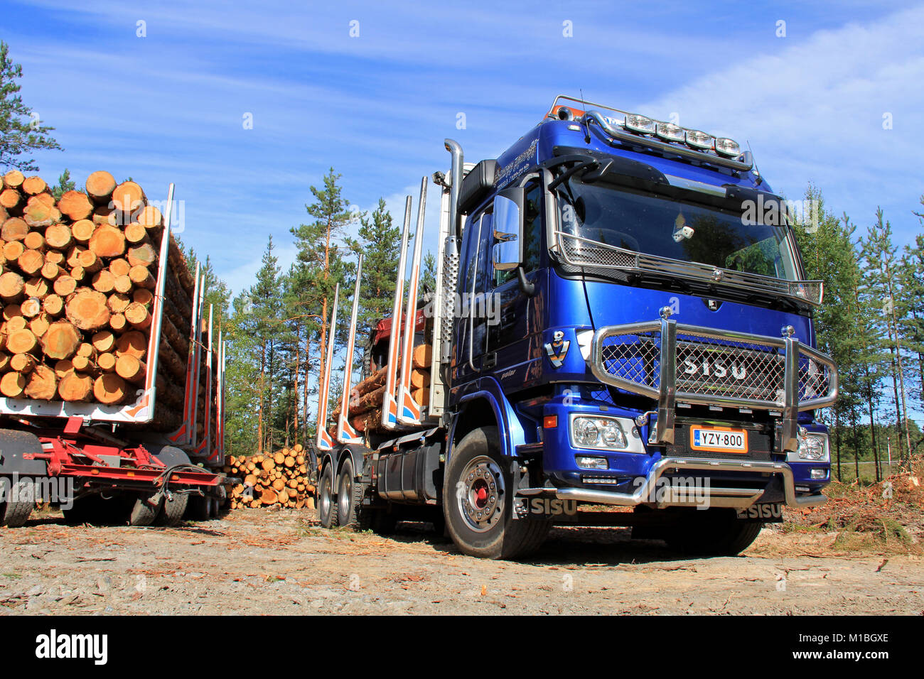 TENHOLA, Finlandia - 24 agosto: Sisu polare carrello di registrazione ed il rimorchio su agosto 24, 2013 in Tenhola, Finlandia. Internationalforestindustries.com predice Foto Stock