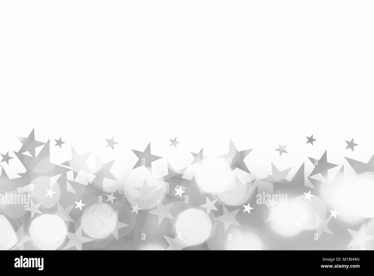 Sfondo lucido di argento bokeh luci con stelle isolato su bianco Foto Stock