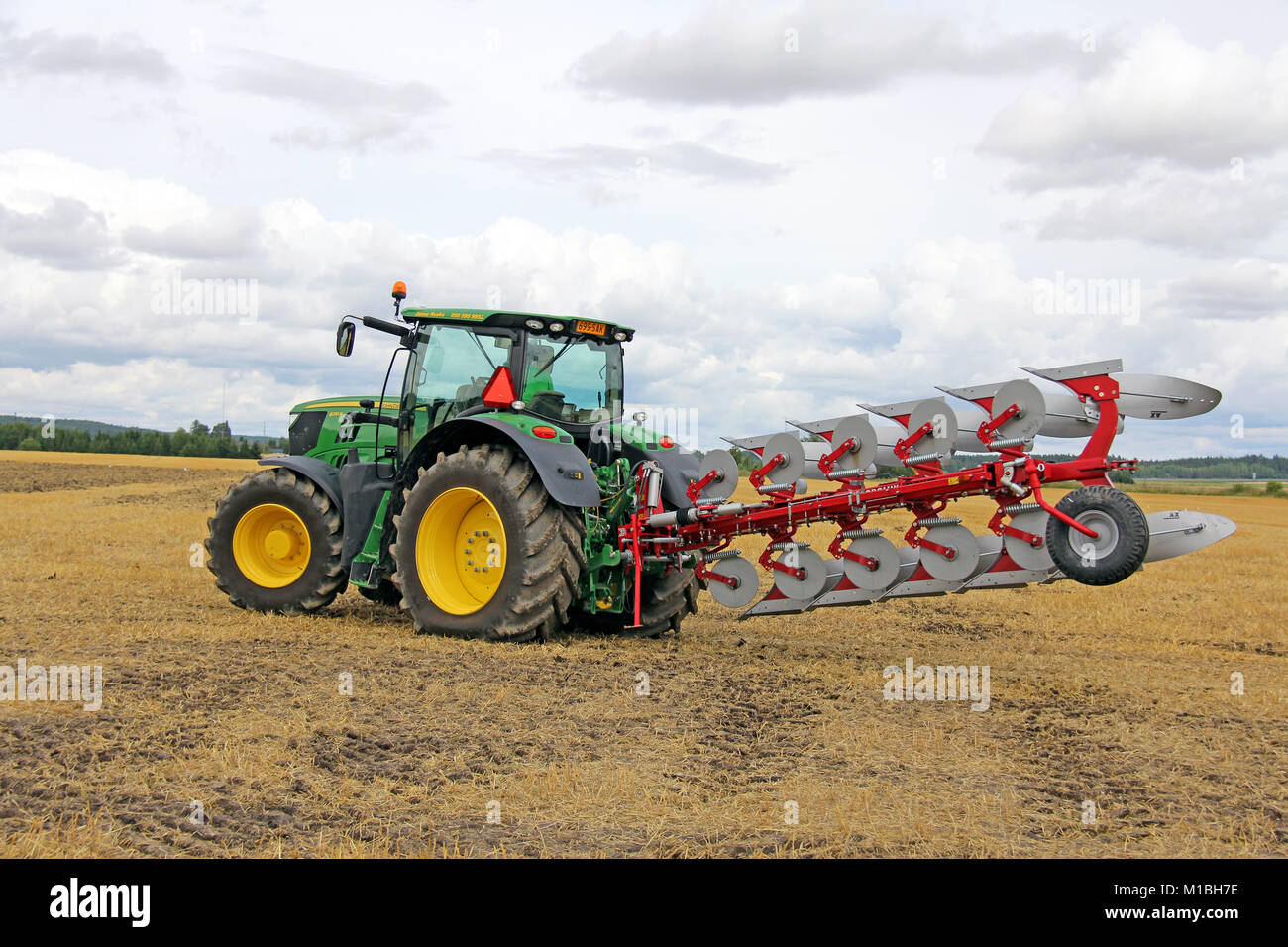 SALO, Finlandia - 10 agosto: John Deere 6210R trattore agricolo e Agrolux aratro visualizzati all'annuale Puontin Peltopaivat spettacolo agricolo in Sal Foto Stock