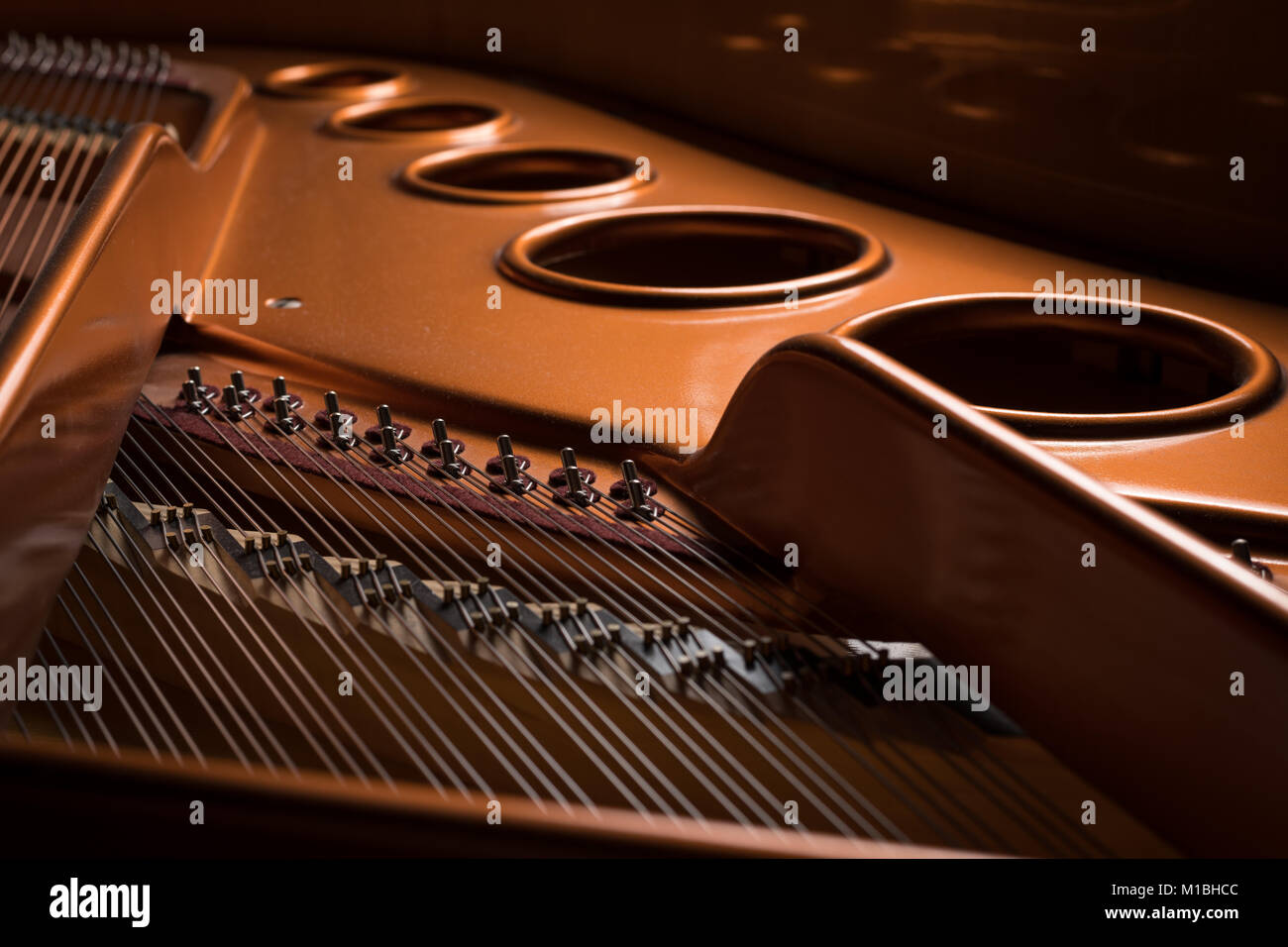 Vista dettagliata della parte interna di un grande pianoforte, corpo di stringhe Foto Stock