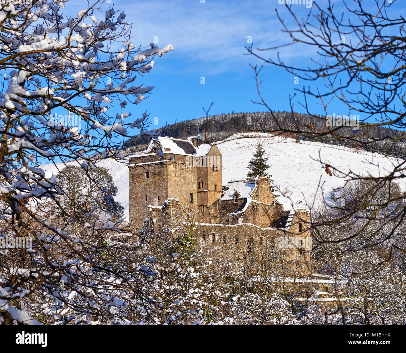 Castle Campbell, Dollaro, Clackmannanshire, Scozia. In inverno la neve, noto anche come Castello di Doom Foto Stock