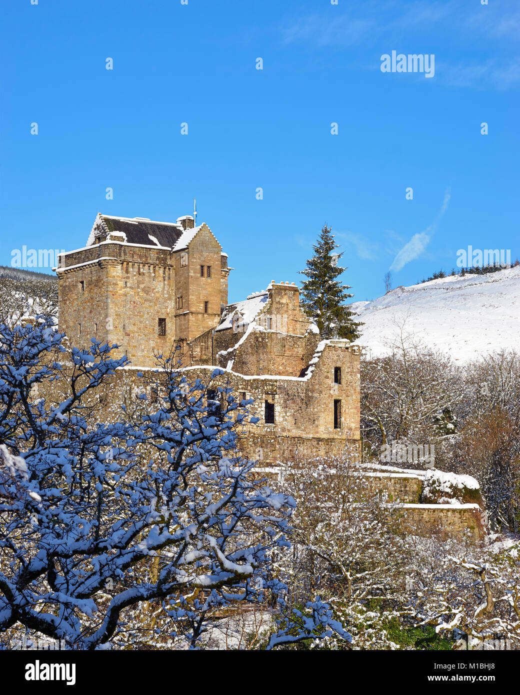 Castle Campbell, Dollaro, Clackmannanshire, Scozia. In inverno la neve, noto anche come Castello di Doom Foto Stock