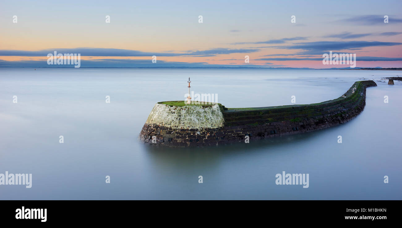 Arbroath frangiflutti del porto, Angus, Scozia a sunrise. Esposizione lunga Foto Stock